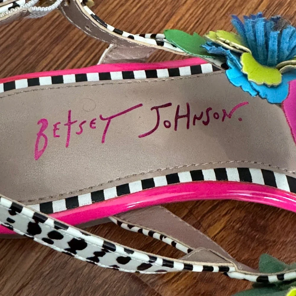Betsey Johnson BK-Angie‎ Sandals Size 2 Flowers Hot Pink Whimsical Summer Party